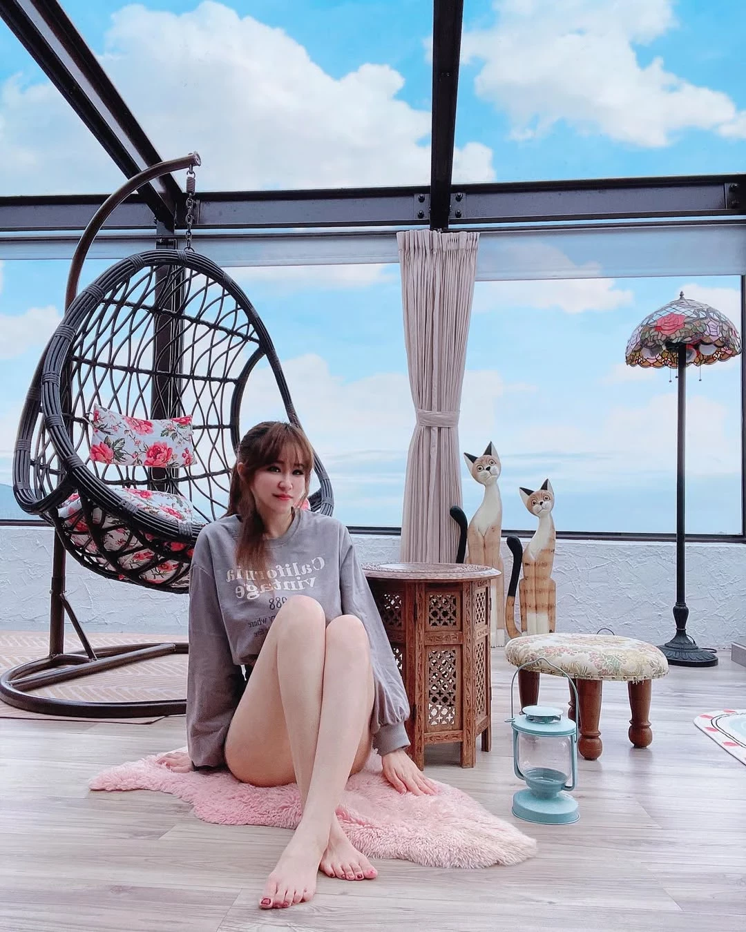 สาวสวยโชว์หุ่นขาวเซ็กซี่ขณะเดินทาง